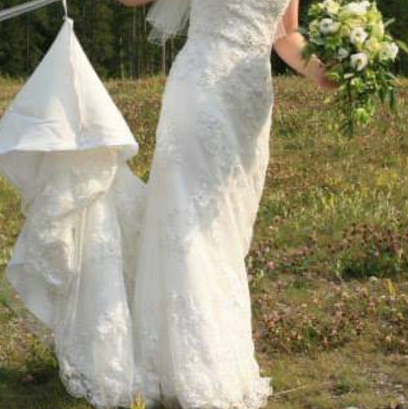 'Alfred Angelo Sapphire' Ivory Lace Beaded Mermaid Sillhoutte Wedding Gown - Picture 3 of 16